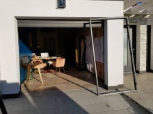 Installation d'une porte en remplacement de porte de garage en aluminium avec double battant dont un ouvrant à Cabriès
